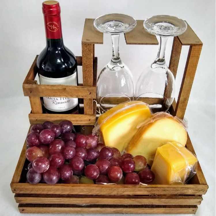 Cesta com Queijos e Vinhos
